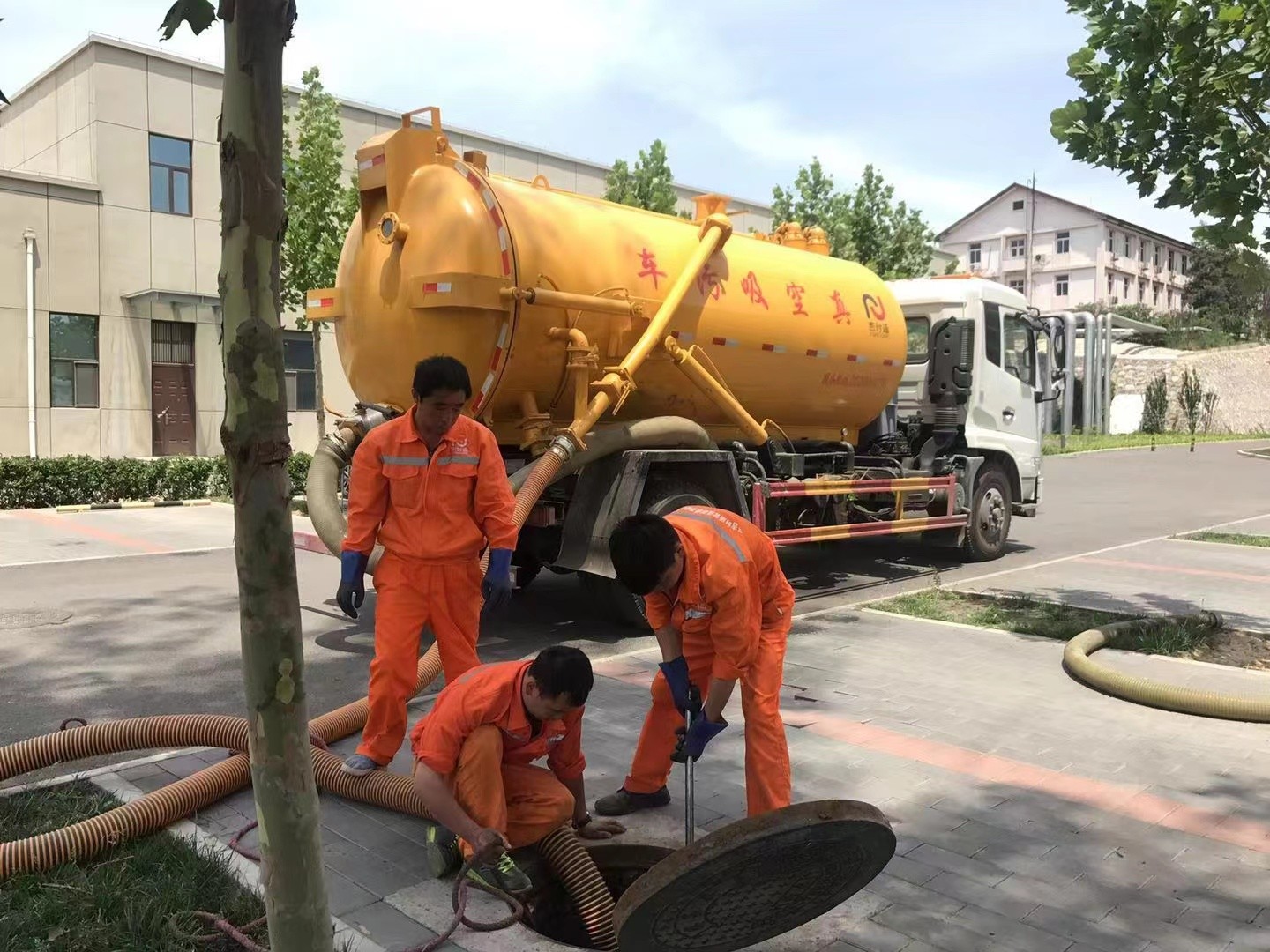 兴和管道疏通车停在窨井附近