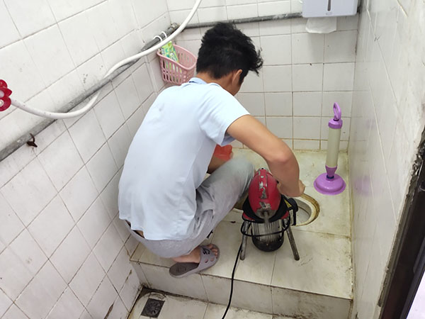 兴和肥皂掉到马桶里把马桶堵住了怎么办？马桶堵住了怎么办