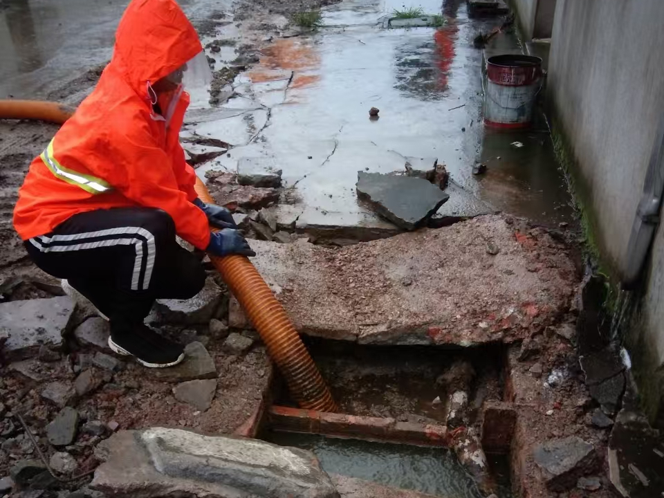 兴和专业清理污水池 炜誉市政以规范流程守护城市 “肠道”