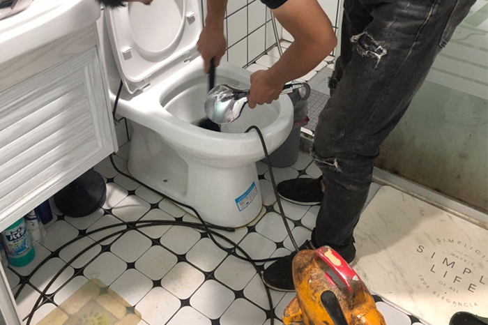 兴和马桶堵塞自己疏通还是找师傅？专业上门服务让你省时更省心