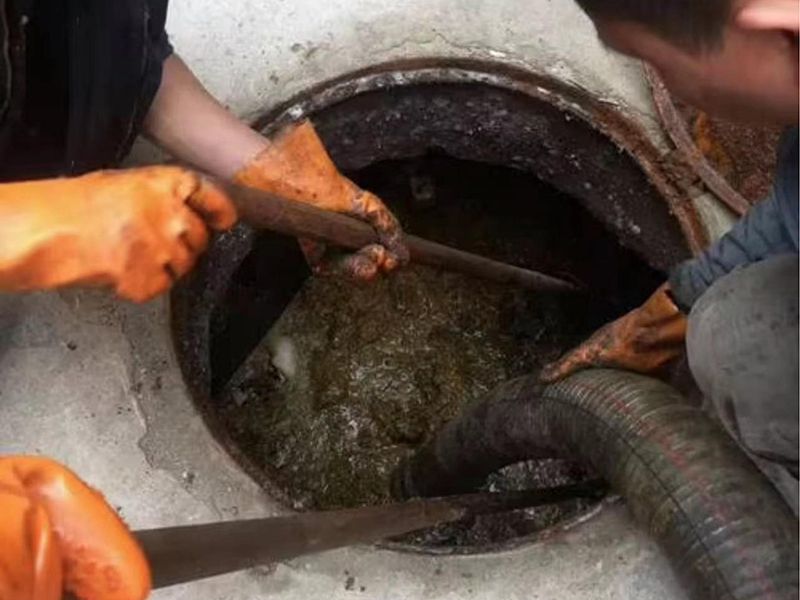 兴和清理化粪池时如何避免沼气的危害？